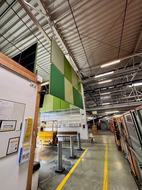 Vertikal abgehängte Schallabsorber im Verteilerzentrum – Österreichische Post